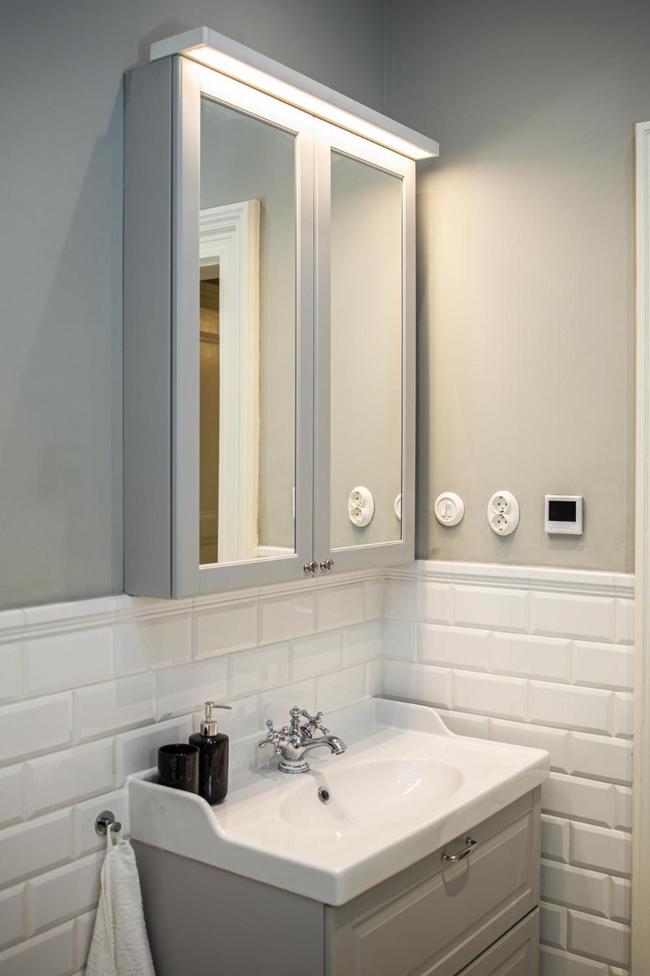 Spacious Victorian By Grand Boulevard Apartamento