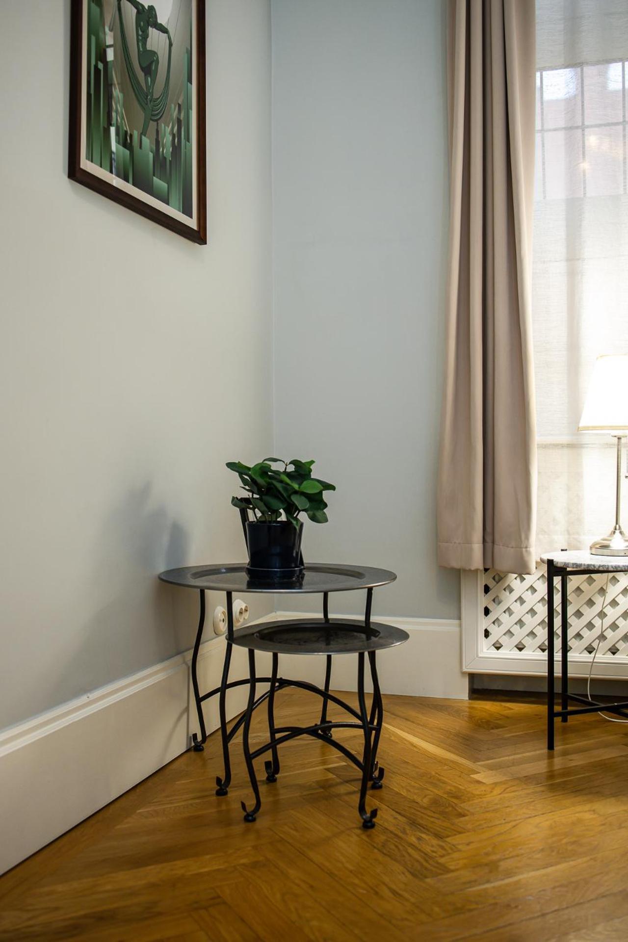 Spacious Victorian By Grand Boulevard