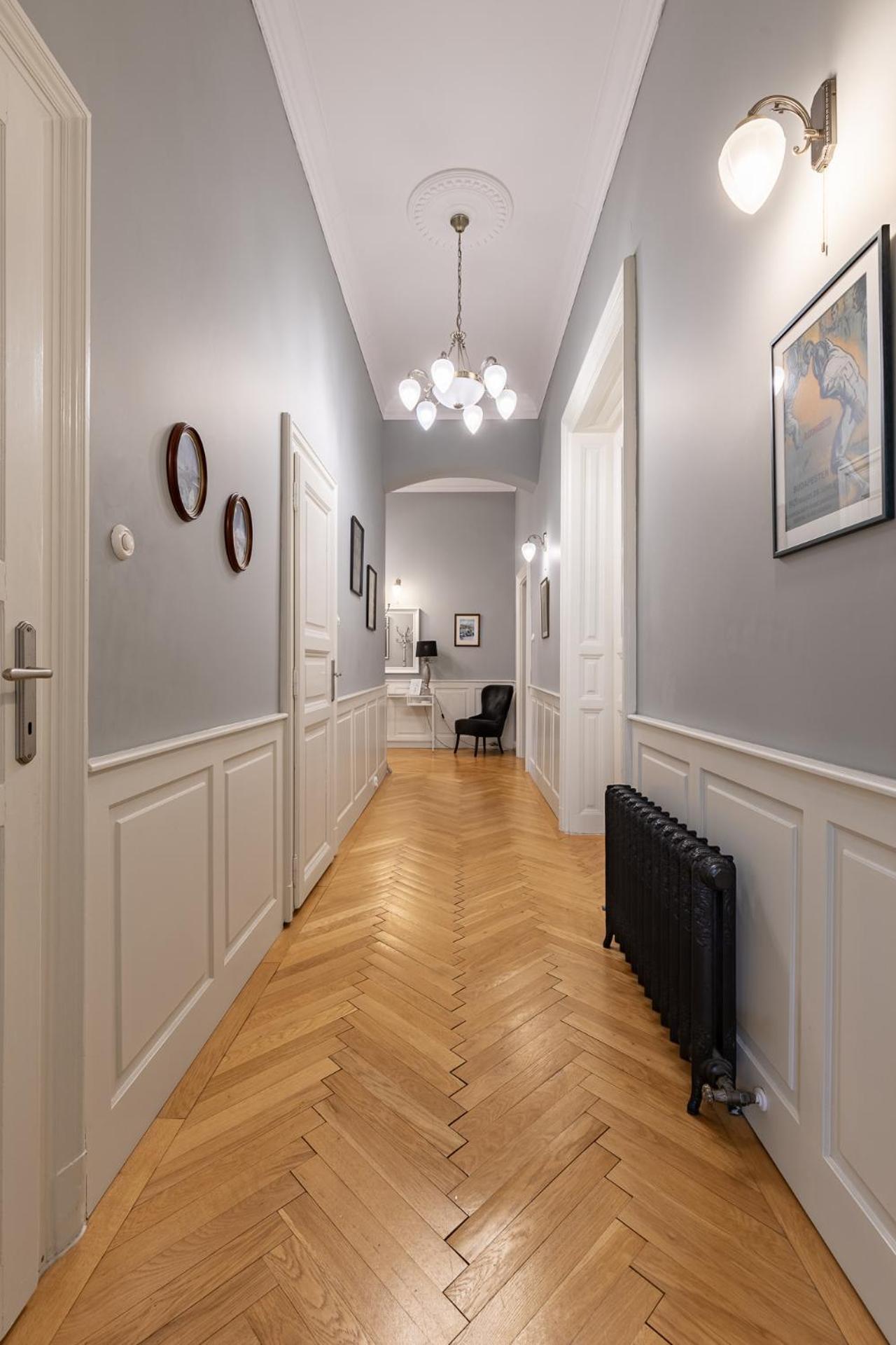 Spacious Victorian By Grand Boulevard *
