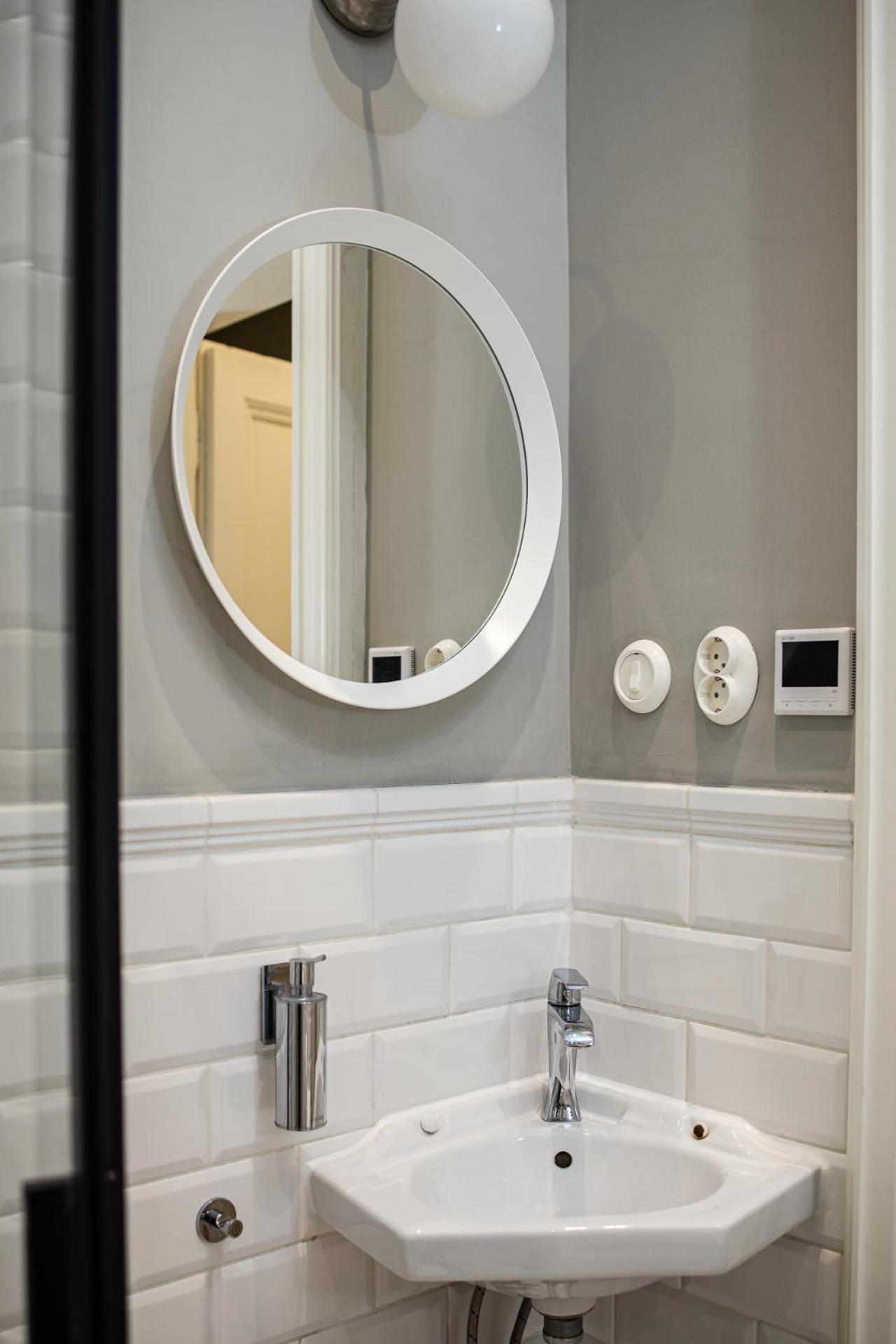 Spacious Victorian By Grand Boulevard Apartamento