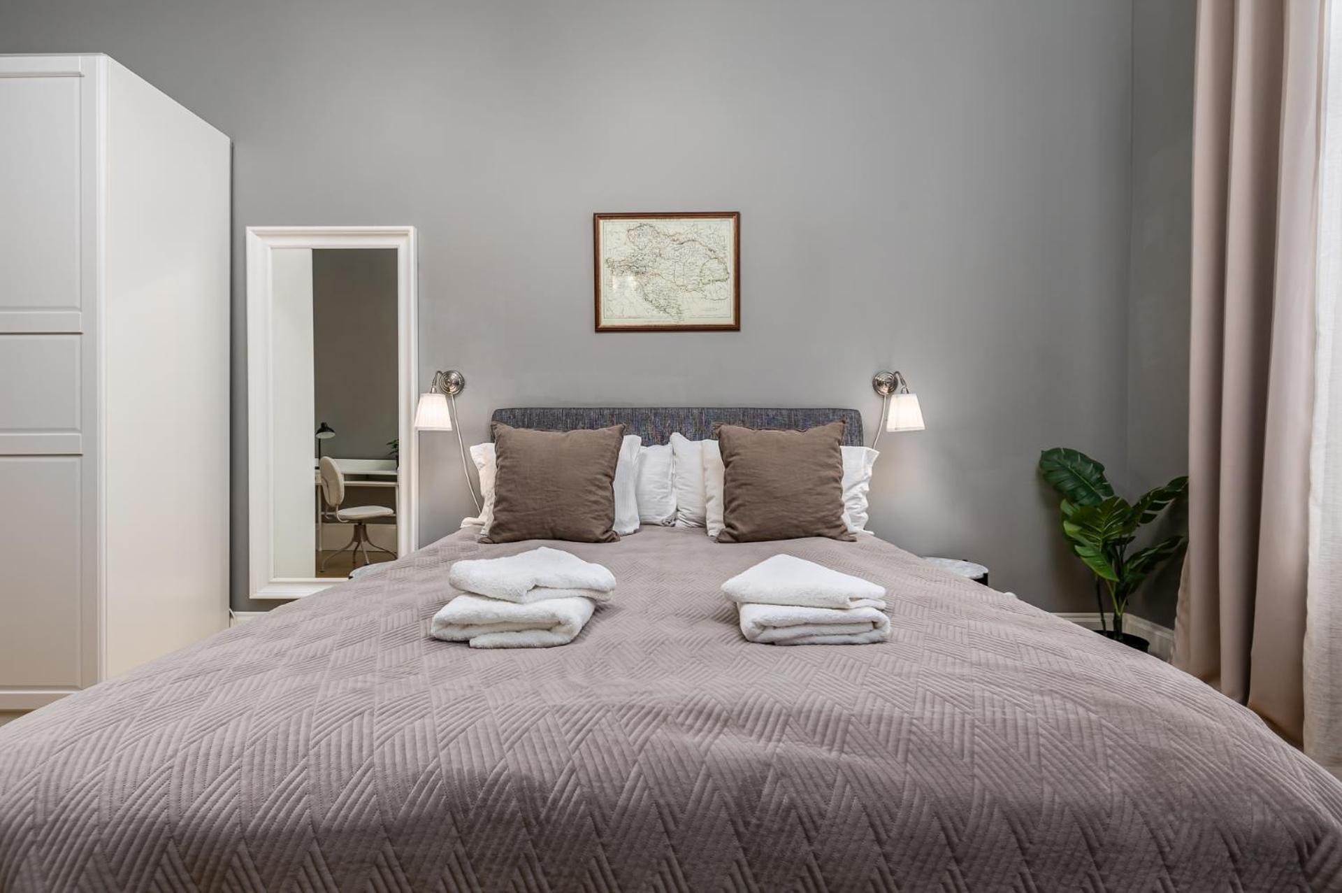 Spacious Victorian By Grand Boulevard Apartamento