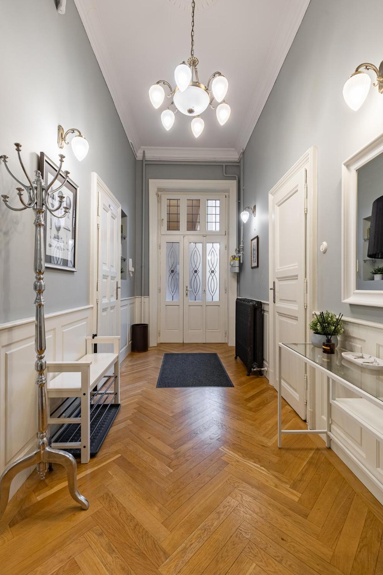 Spacious Victorian By Grand Boulevard Apartamento *