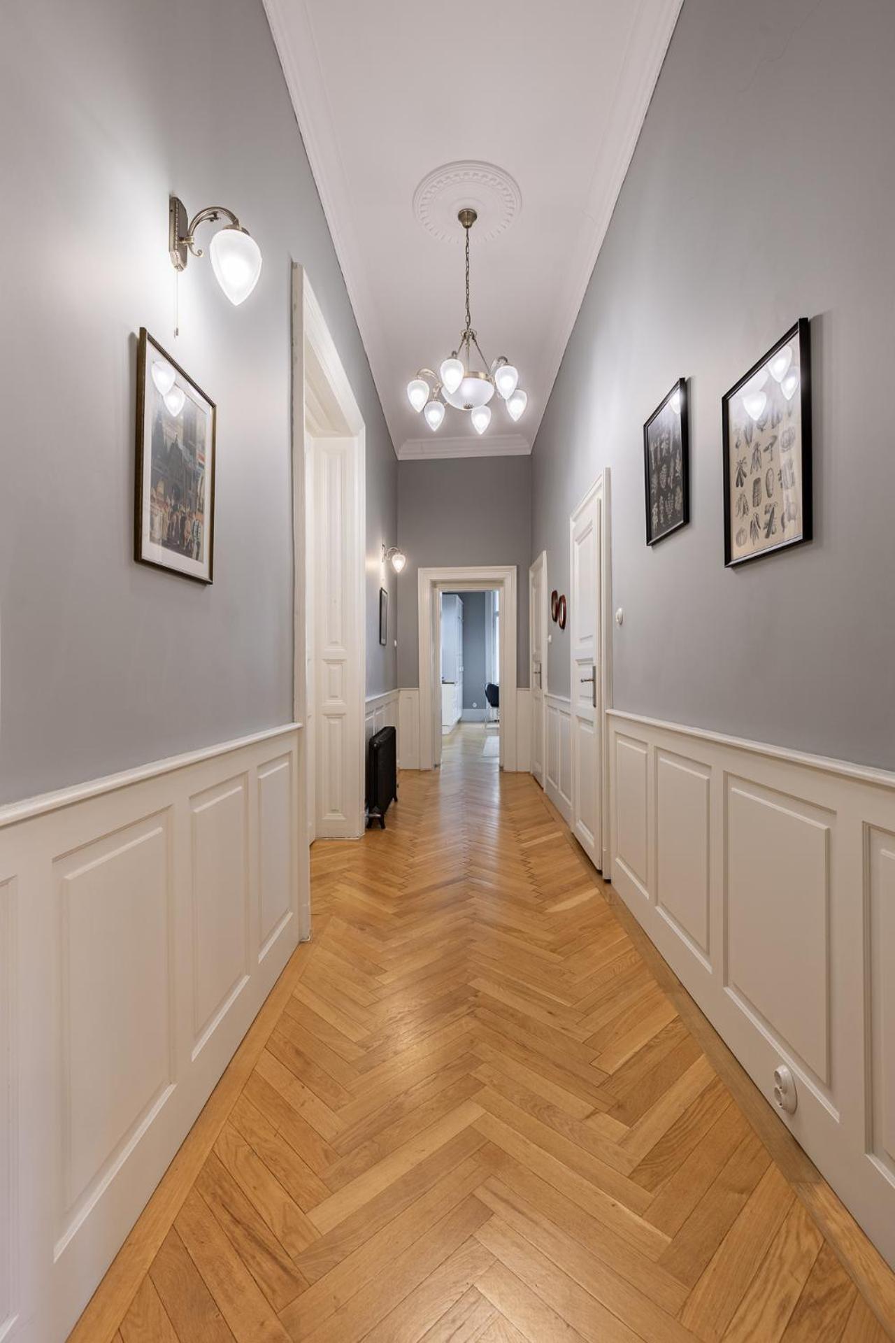 Spacious Victorian By Grand Boulevard *
