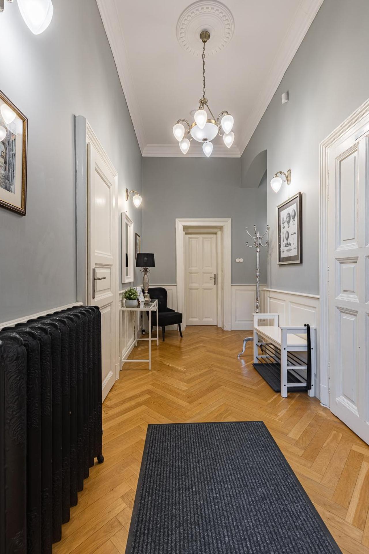 Spacious Victorian By Grand Boulevard Budapeste