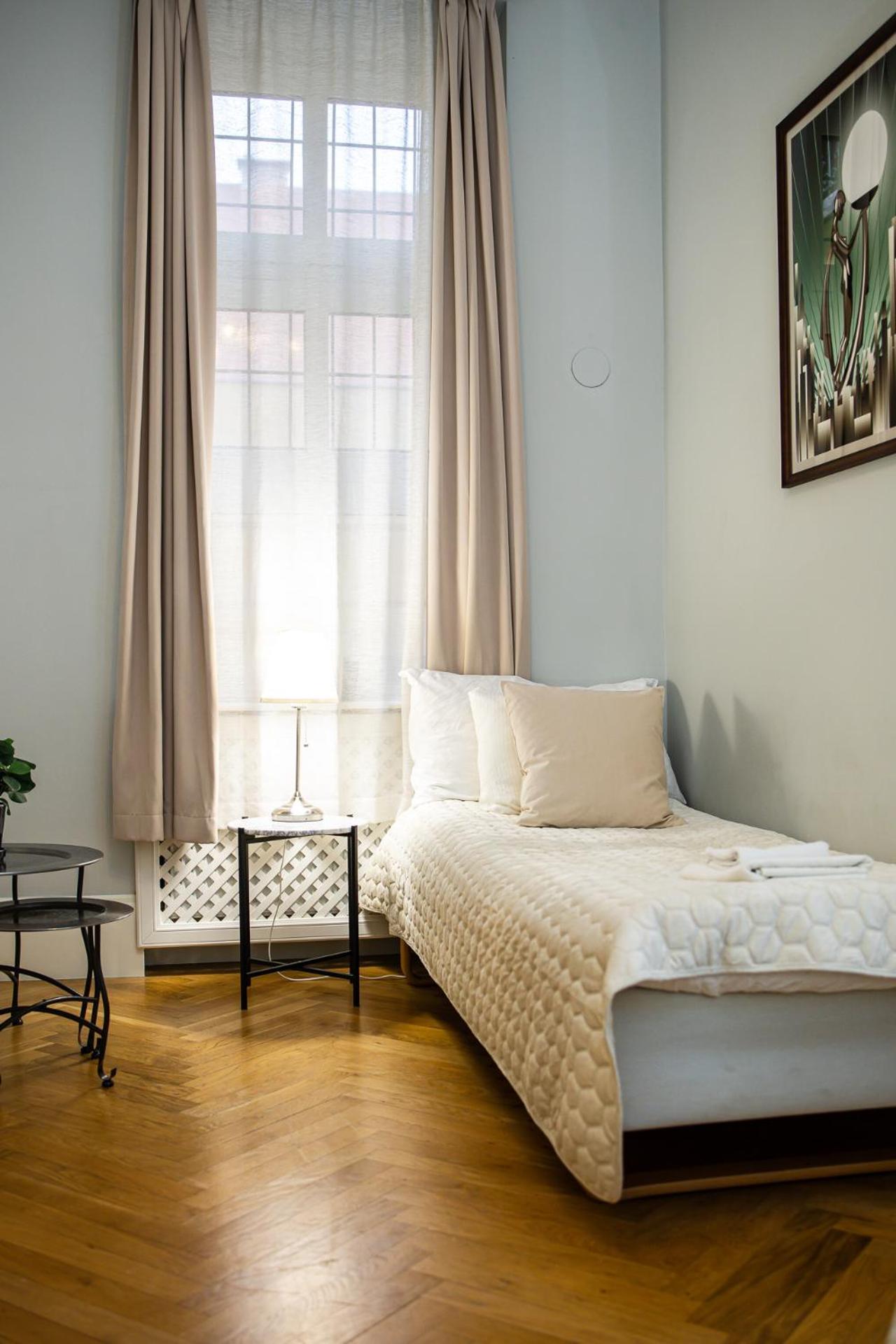 Spacious Victorian By Grand Boulevard Apartamento