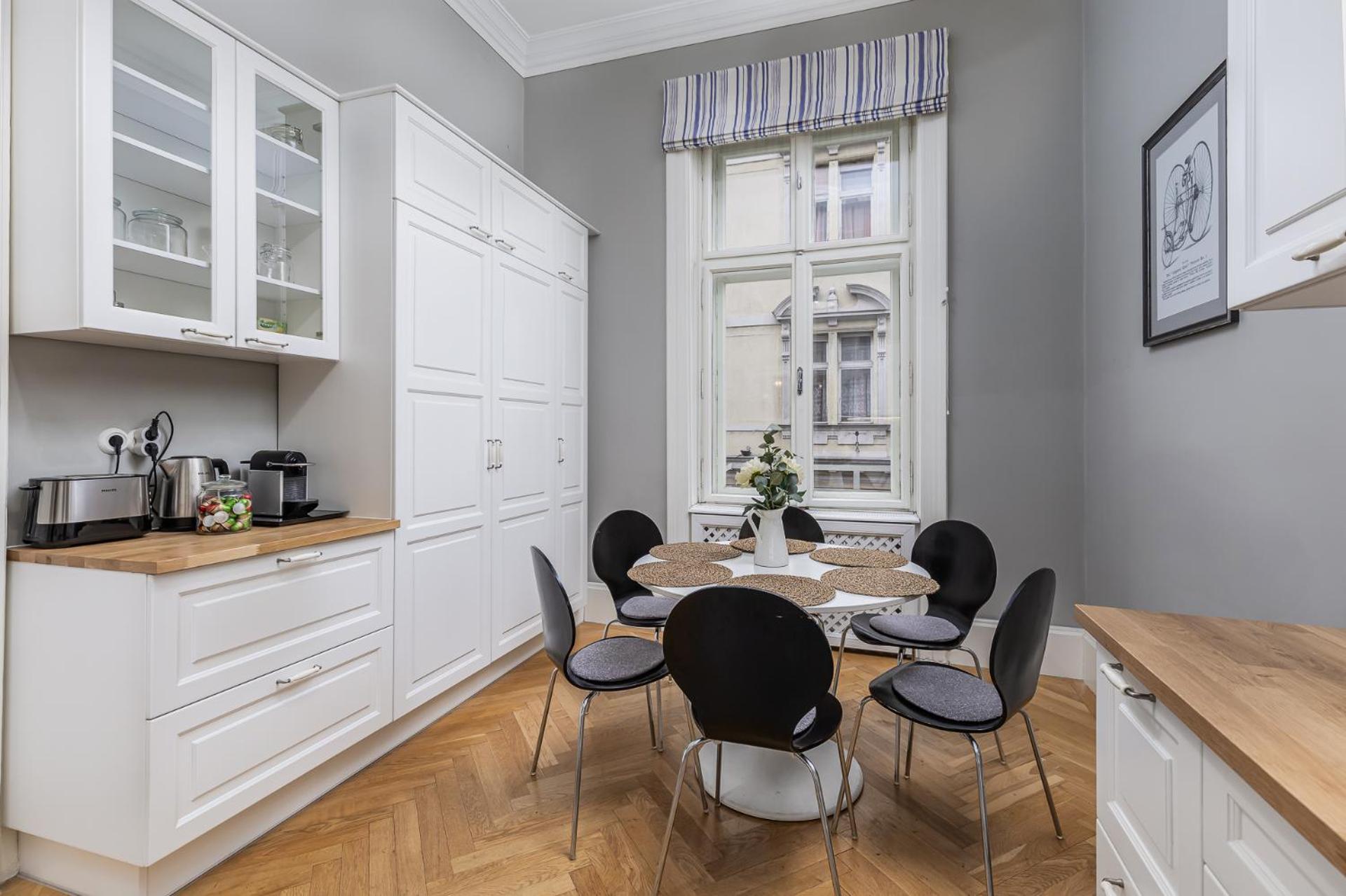Spacious Victorian By Grand Boulevard Apartamento