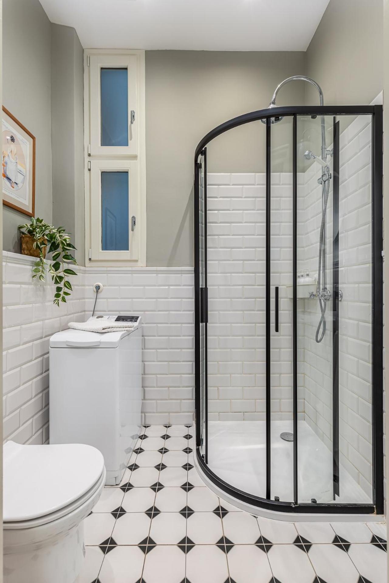 Spacious Victorian By Grand Boulevard Apartamento