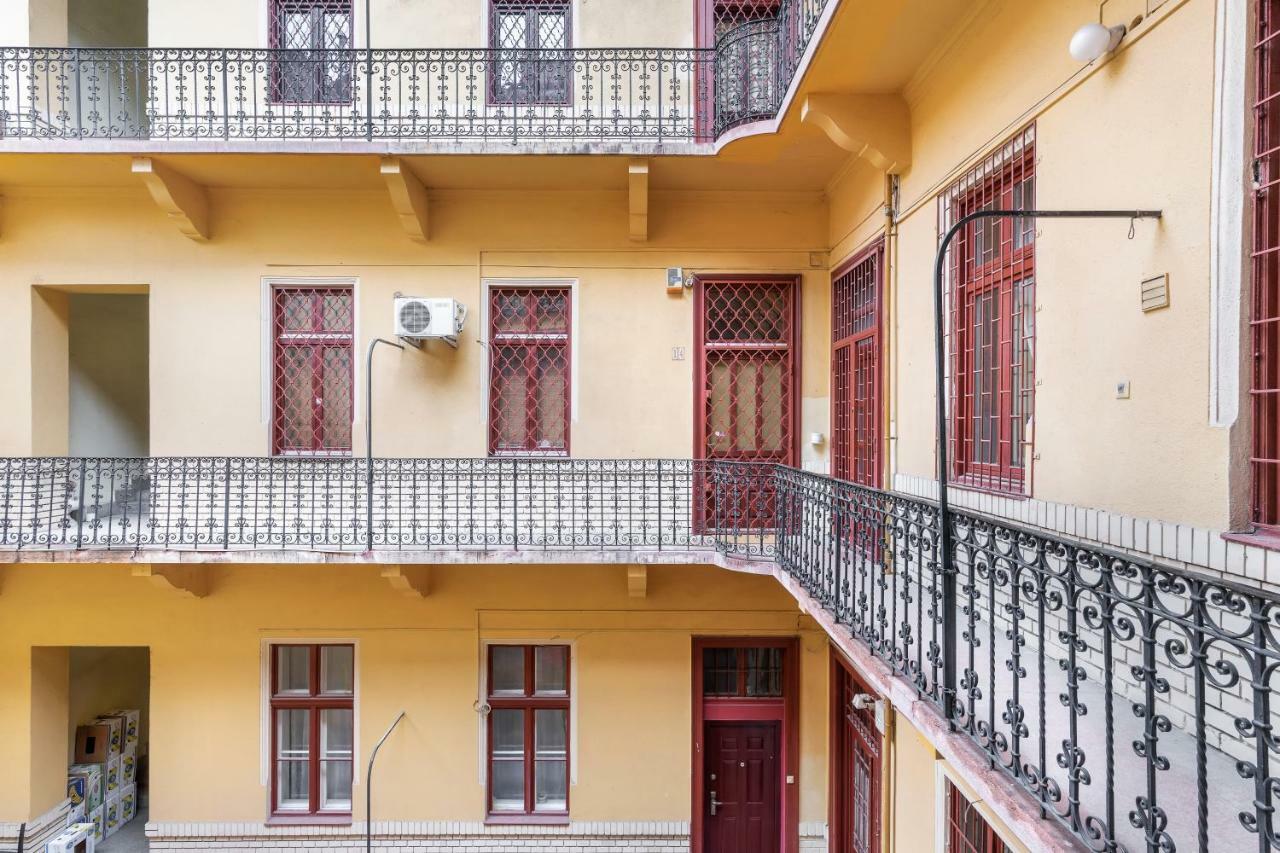 Spacious Victorian By Grand Boulevard * Budapeste